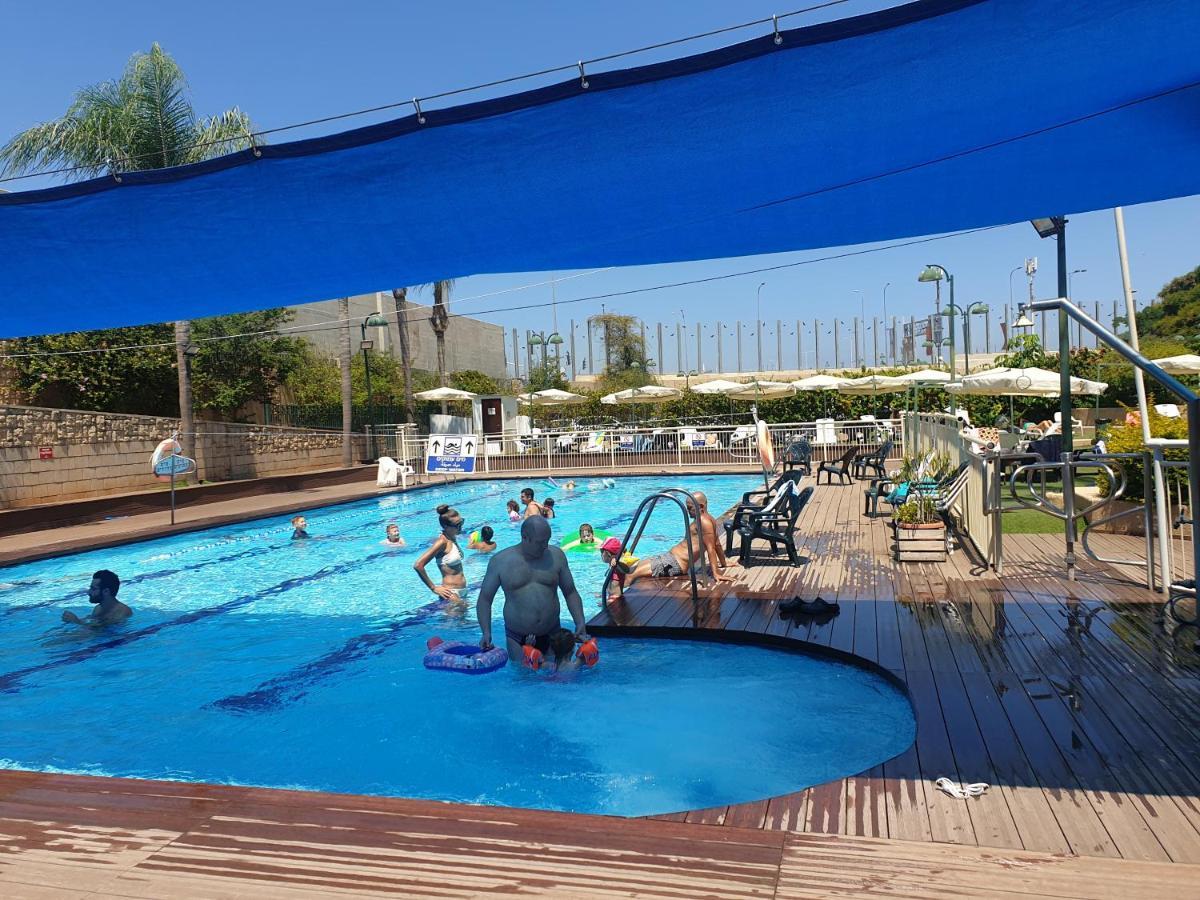 A Dream Place In Raanana, Up To 5 Guests - Swimming Pool - Jacuzzi & Gym Esterno foto