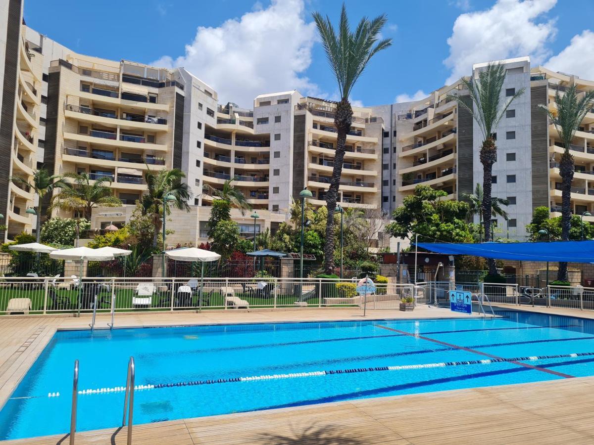 A Dream Place In Raanana, Up To 5 Guests - Swimming Pool - Jacuzzi & Gym Esterno foto