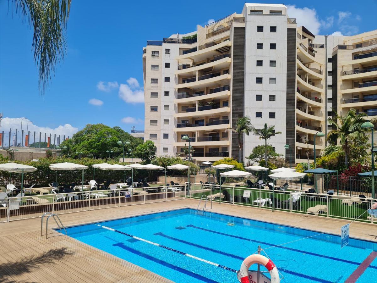A Dream Place In Raanana, Up To 5 Guests - Swimming Pool - Jacuzzi & Gym Esterno foto